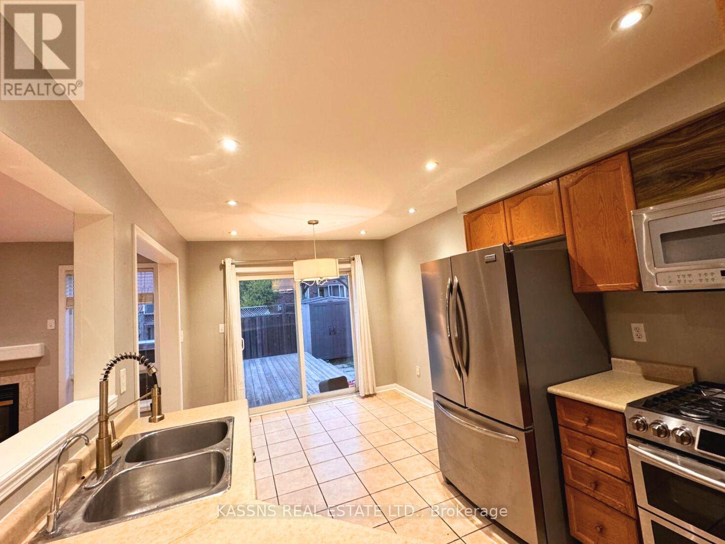 718 Irving Terrace, Milton, Ontario  L9T 6H3 - Photo 11 - W13599652