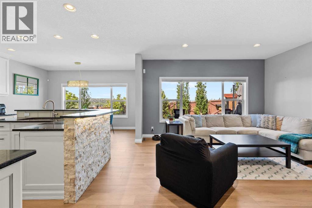 18 Hidden Creek Manor Nw, Calgary, Alberta  T3A 6L7 - Photo 4 - A2322724