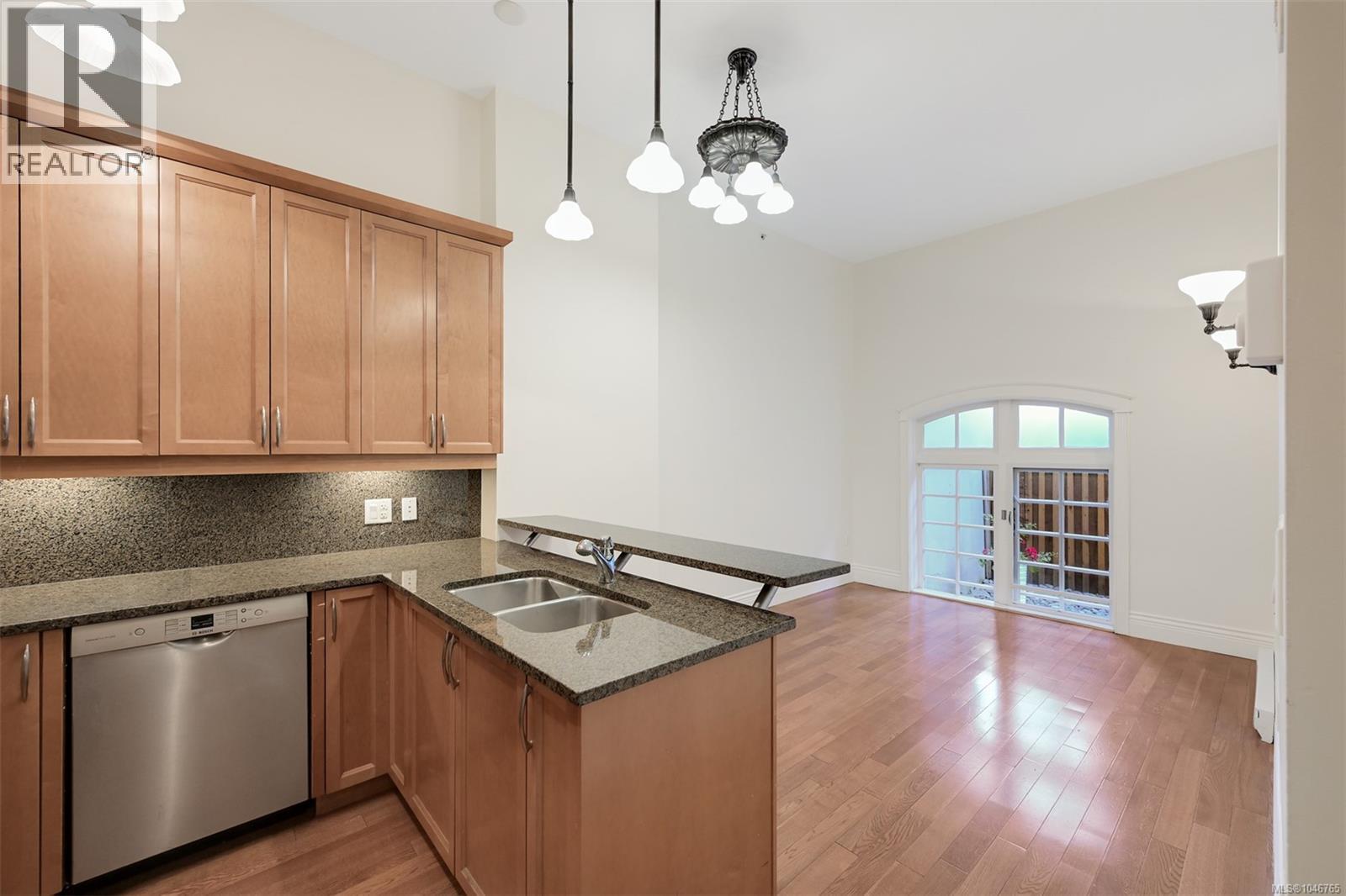 203 1602 Quadra St, Victoria, British Columbia  V8W 2L4 - Photo 2 - 1046765
