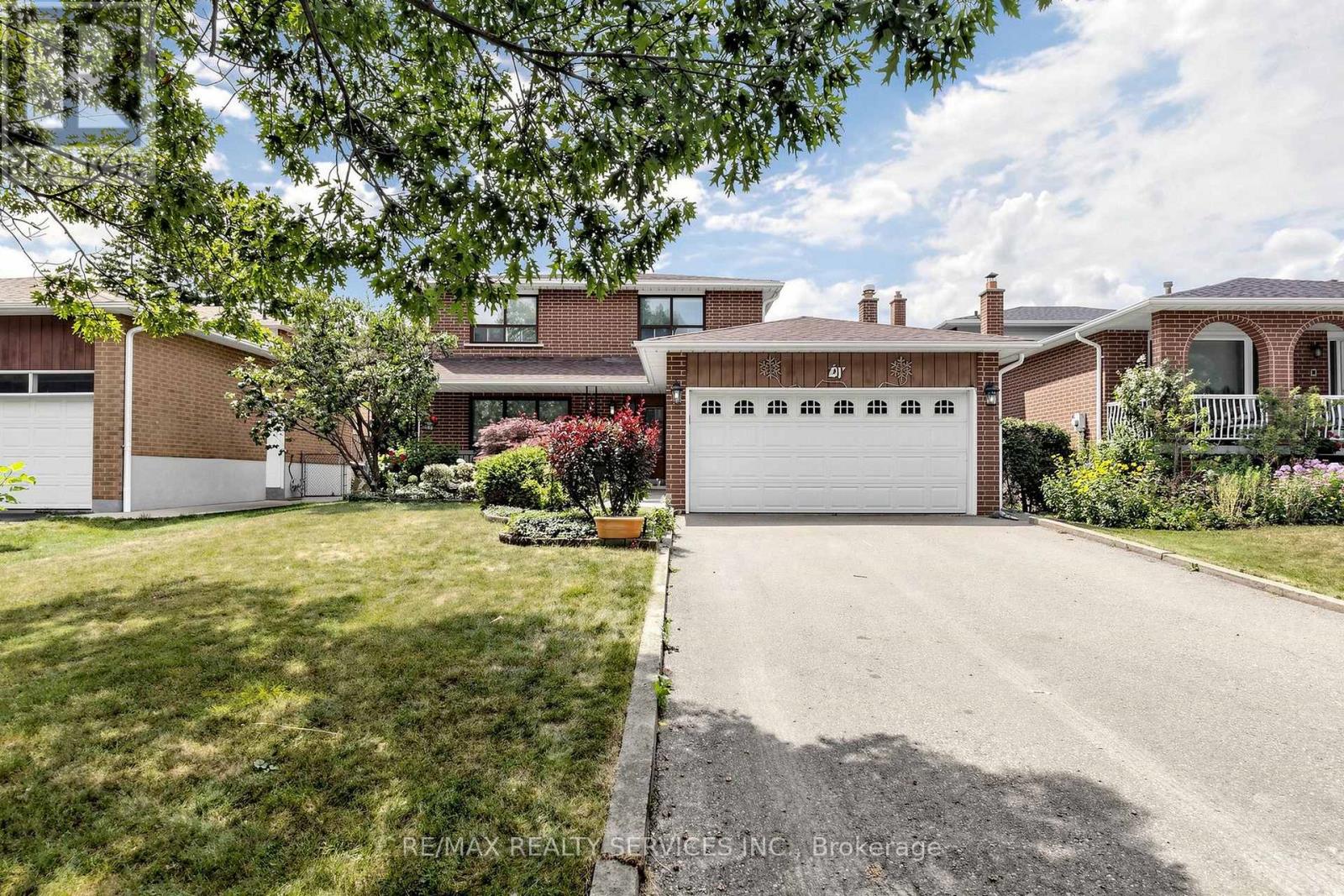 25 Malcolm Crescent, Brampton, Ontario L6S 3C7 - Photo 2 - W13607736