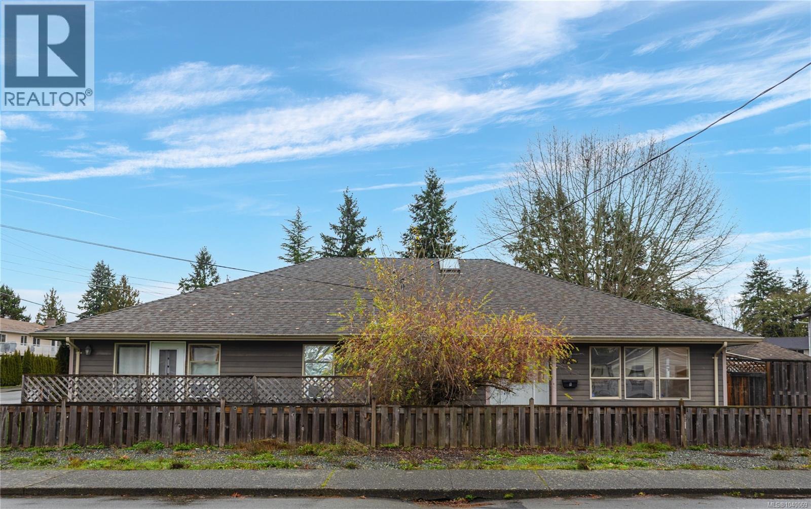 1126 18th St, Courtenay, British Columbia  V9N 7J8 - Photo 1 - 1040069