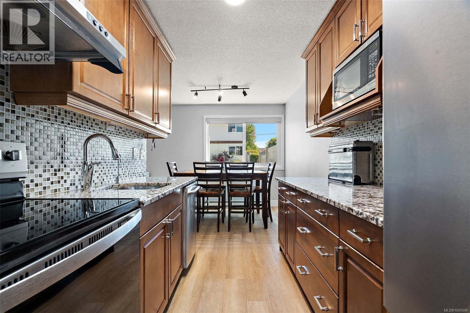 7 10046 Fifth St, Sidney, British Columbia  V8L 2X9 - Photo 2 - 1045046