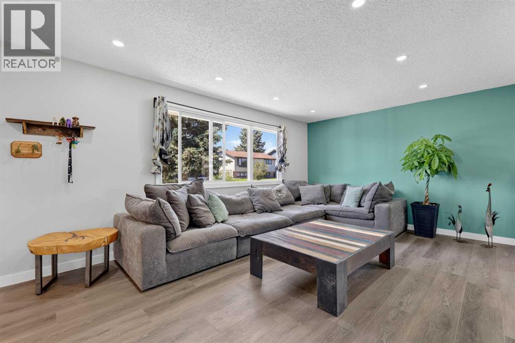 24 Penworth Crescent Se, Calgary, Alberta  T2A 4C7 - Photo 7 - A2322103