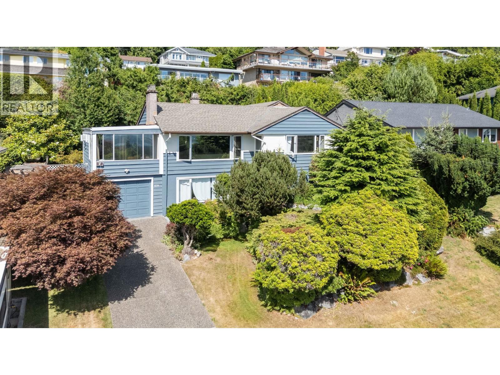 674 Blueridge Avenue, North Vancouver, British Columbia  V7R 2J3 - Photo 2 - R3140105