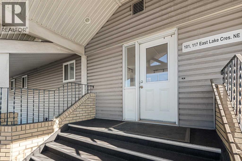 101, 117 East Lake Crescent NE, Airdrie, Alberta  T4A 2H6 - Photo 3 - A2327347