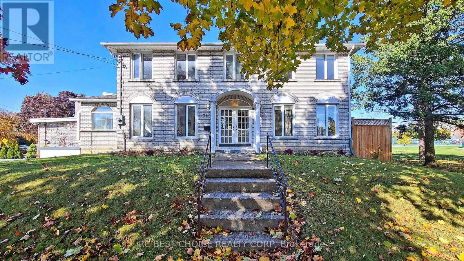 <div class="slider-price">$1,488,000</div><p>76 Rockford Road, Toronto, Ontario</p>