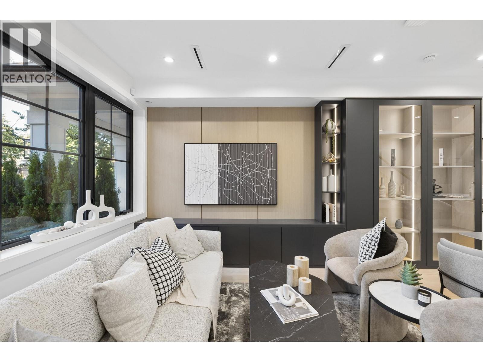 2617 Carolina Street, Vancouver, British Columbia V5T 2A4 - Photo 3 - R3155404