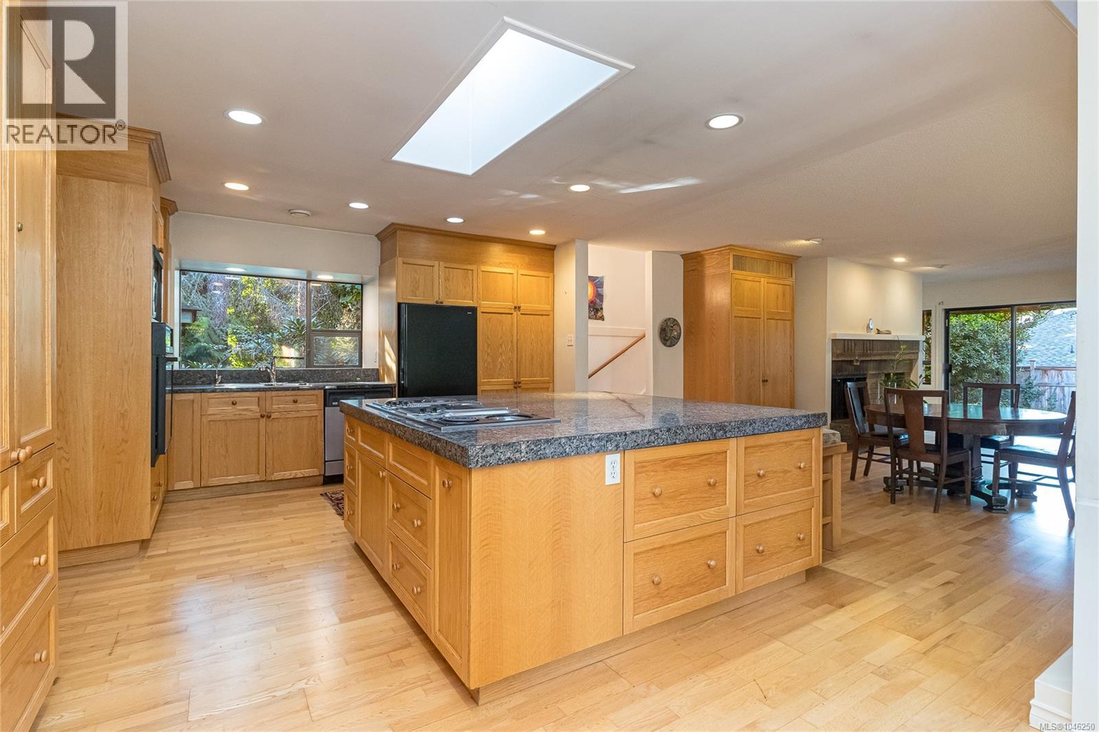 2680 Arbutus Rd, Saanich, British Columbia  V8N 1W6 - Photo 18 - 1046250