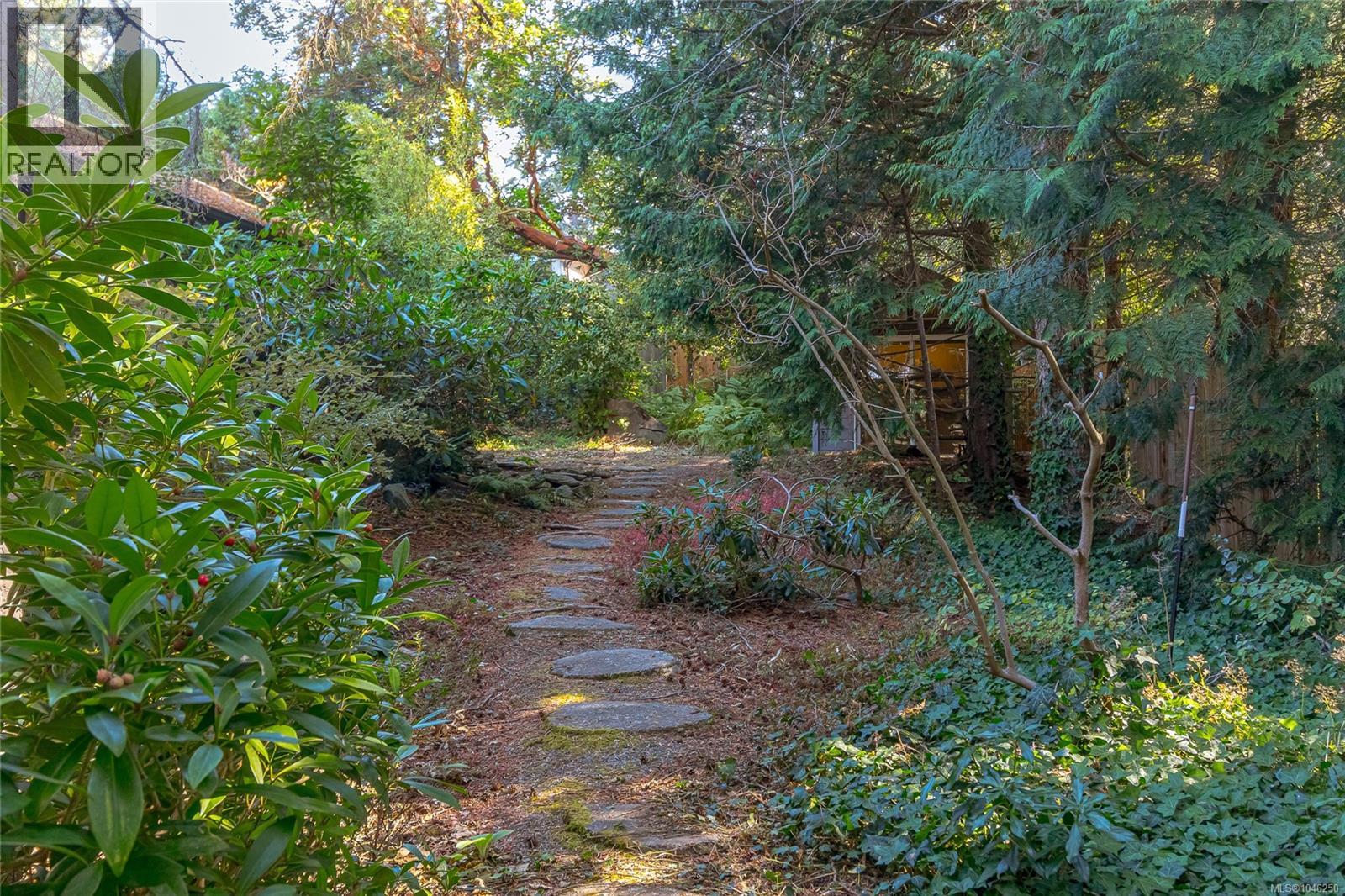 2680 Arbutus Rd, Saanich, British Columbia  V8N 1W6 - Photo 66 - 1046250
