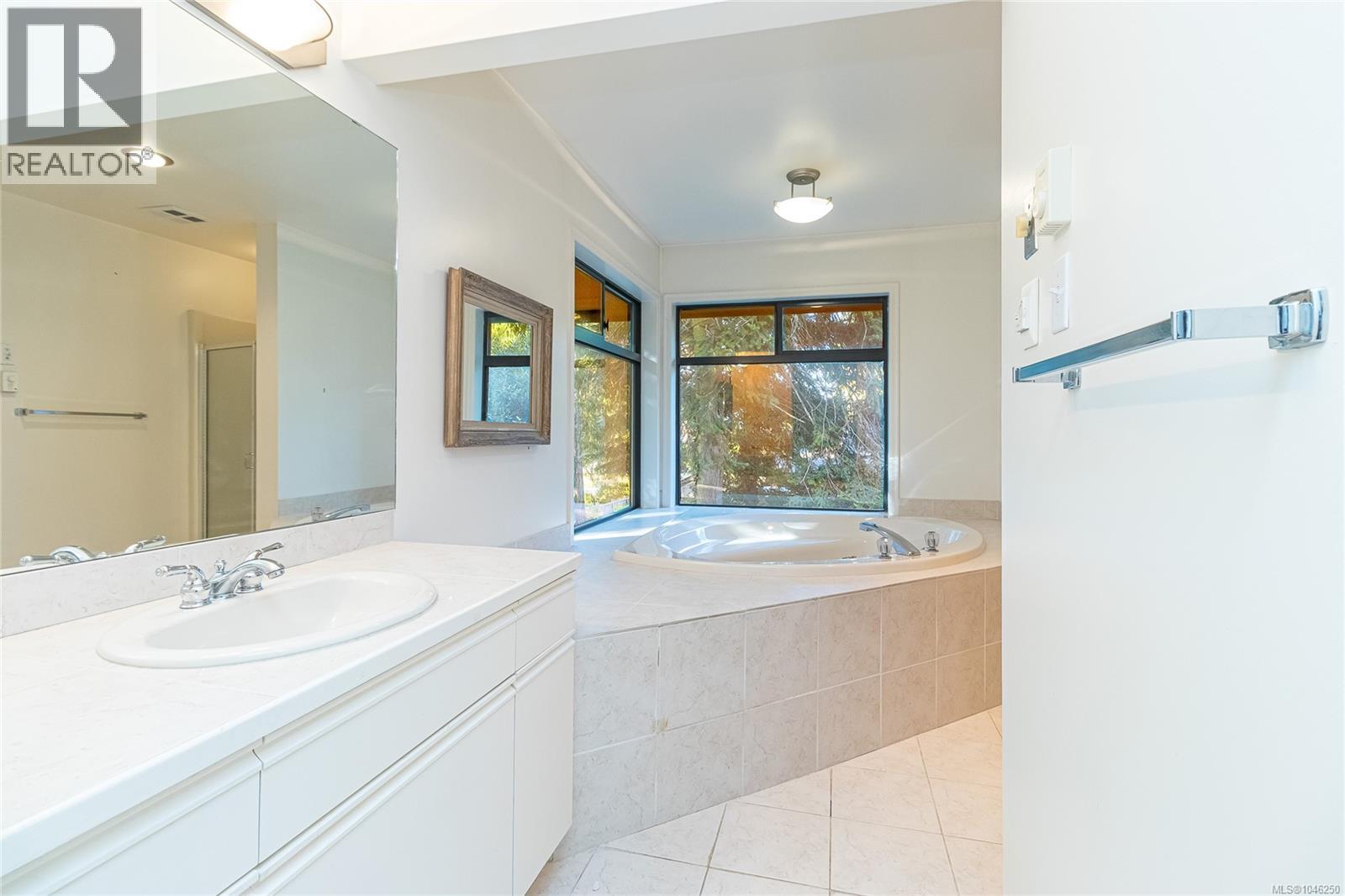 2680 Arbutus Rd, Saanich, British Columbia  V8N 1W6 - Photo 36 - 1046250