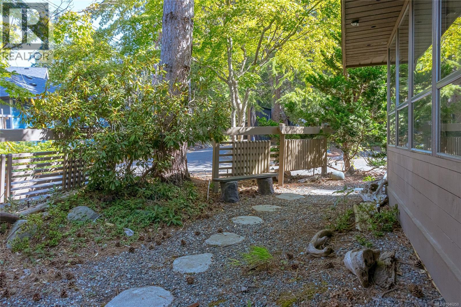 2680 Arbutus Rd, Saanich, British Columbia  V8N 1W6 - Photo 68 - 1046250