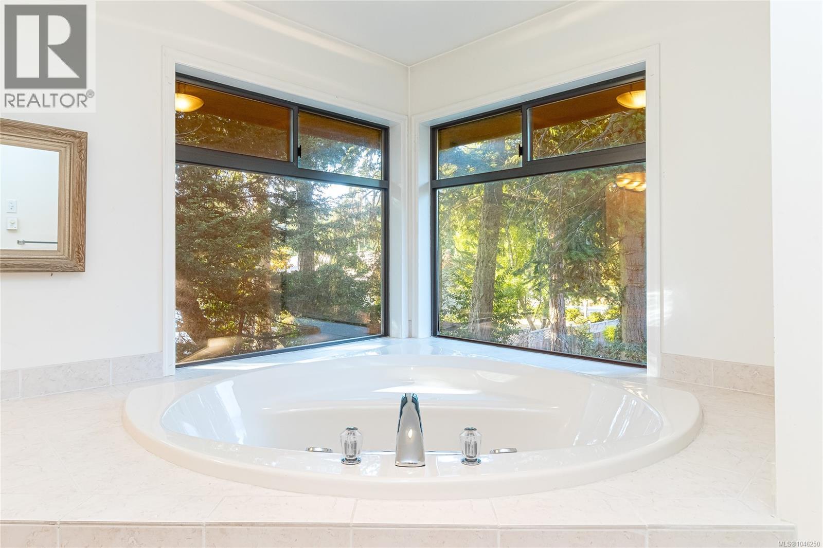 2680 Arbutus Rd, Saanich, British Columbia  V8N 1W6 - Photo 39 - 1046250