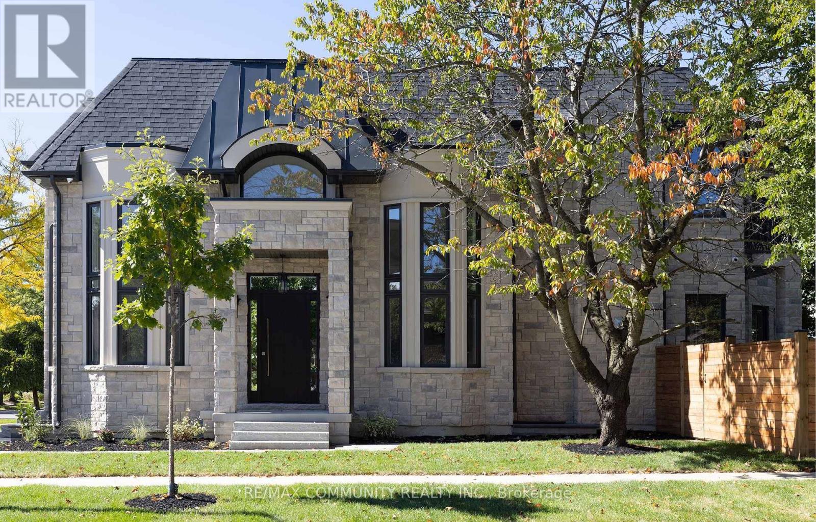 <div class="slider-price">$2,499,999</div><p>12 Port Royal Trail, Toronto, Ontario</p>