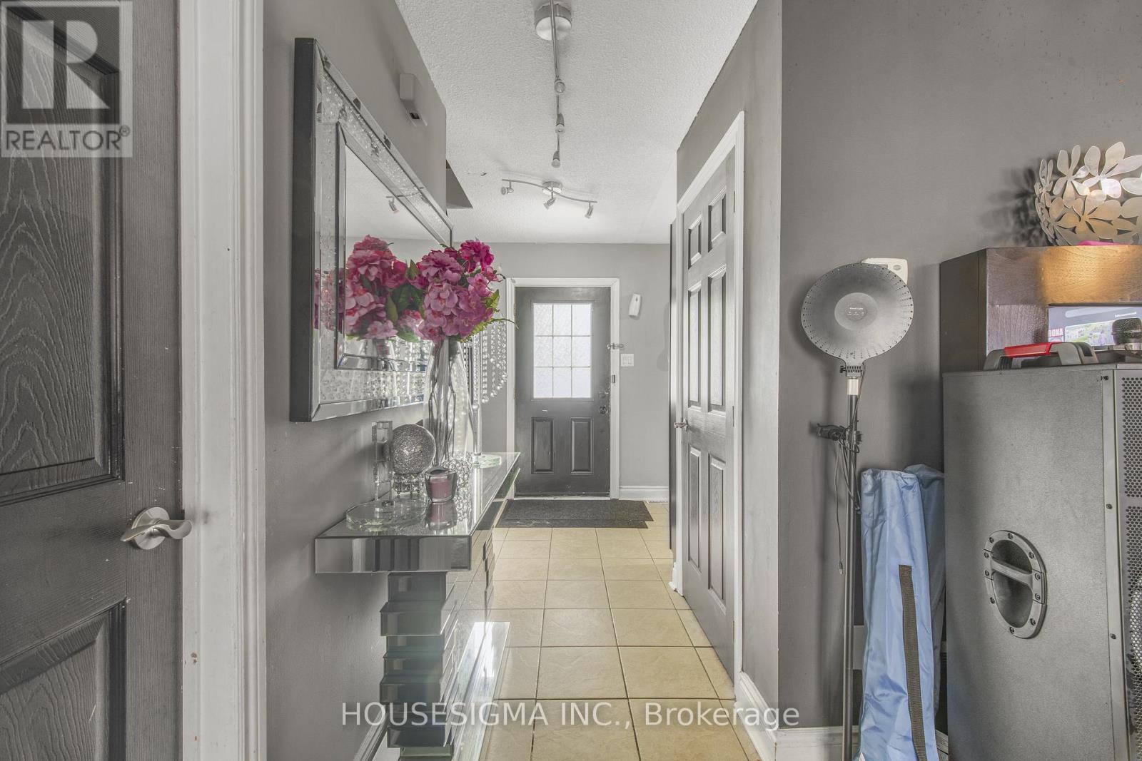 61 - 105 Hansen Road N, Brampton, Ontario  L6V 3C9 - Photo 2 - W13669472