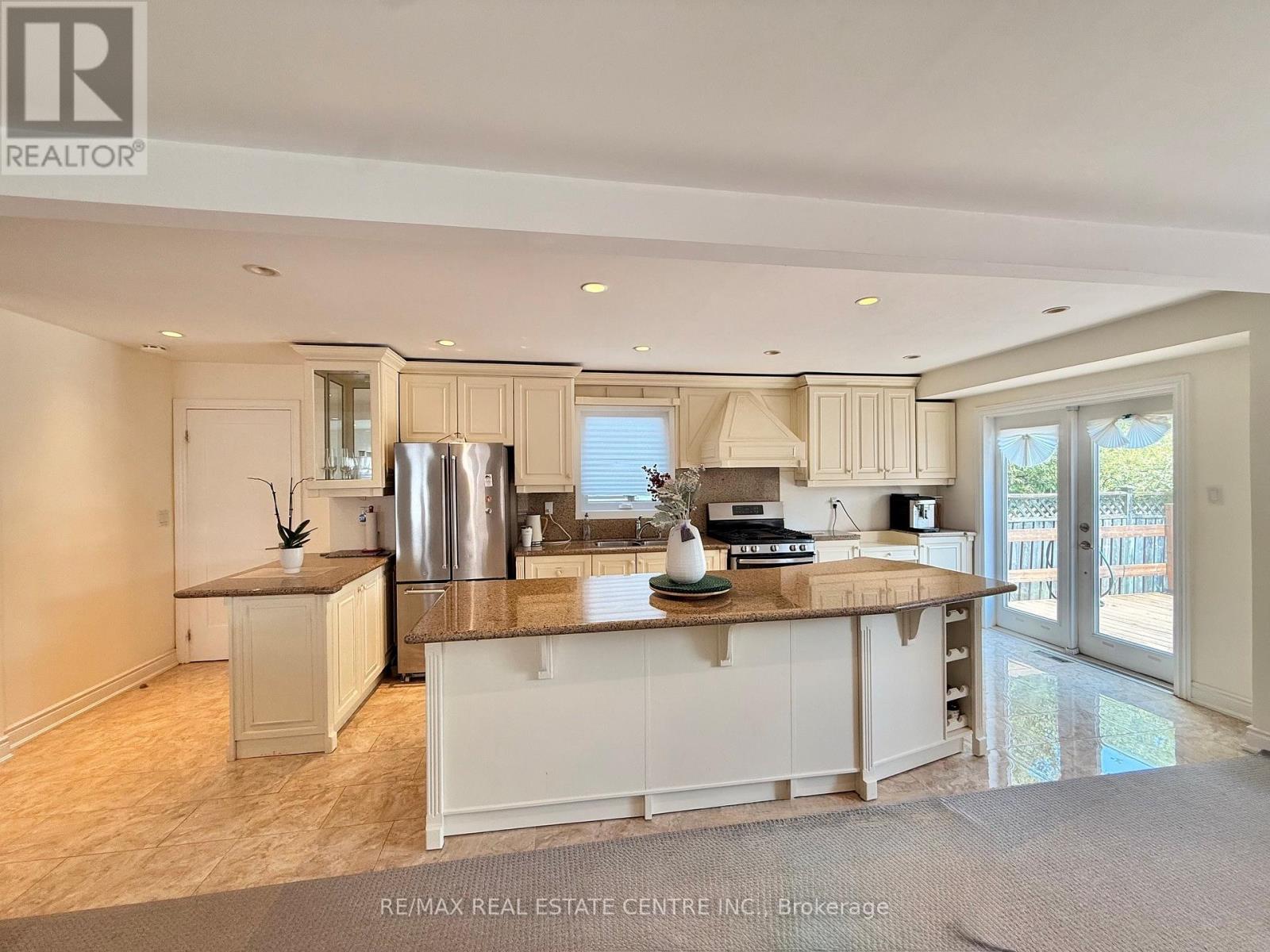2197 Munn's Avenue, Oakville, Ontario  L6H 3S9 - Photo 4 - W13528816