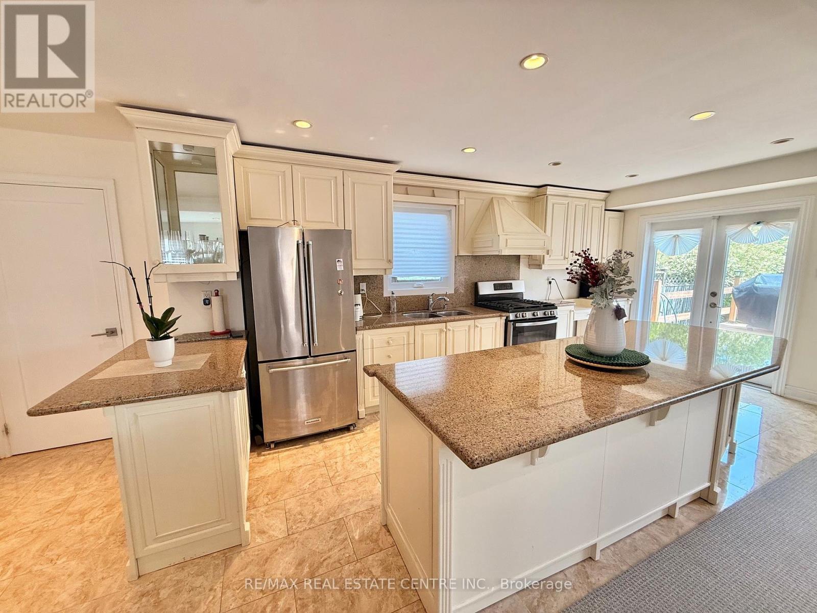 2197 Munn's Avenue, Oakville, Ontario  L6H 3S9 - Photo 3 - W13528816