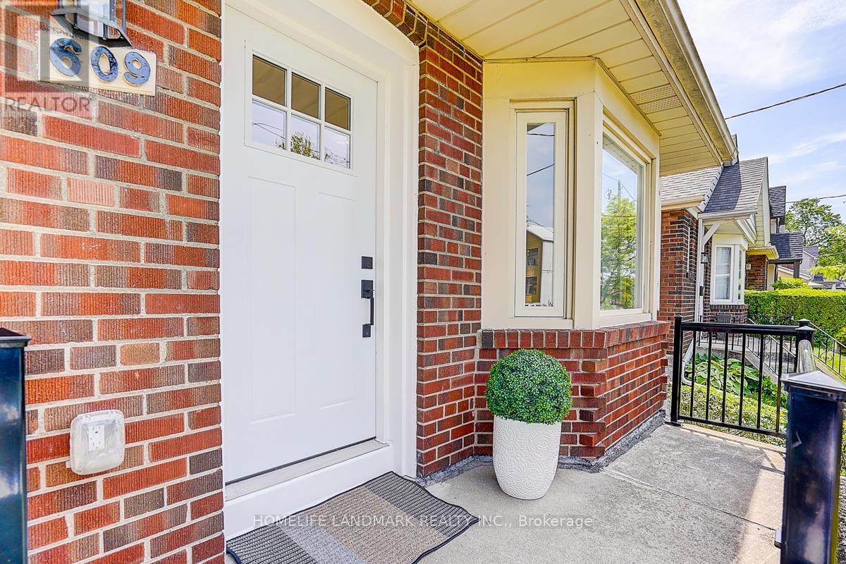 609 Mortimer Avenue, Toronto, Ontario  M4C 2J6 - Photo 2 - E13669590