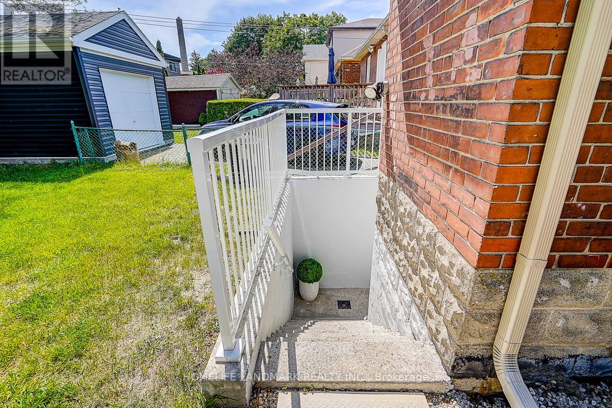 609 Mortimer Avenue, Toronto, Ontario  M4C 2J6 - Photo 26 - E13669590