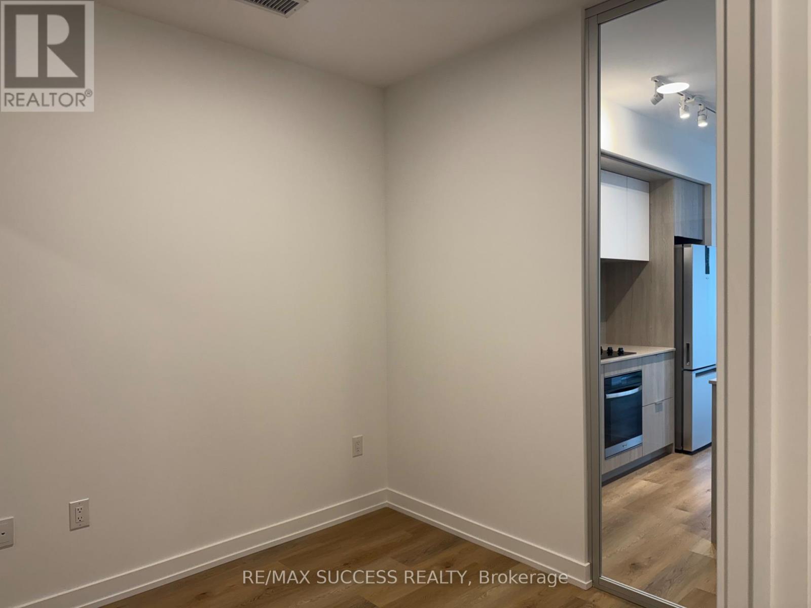 1607 - 395 Square One Drive, Mississauga, Ontario  L5B 0P6 - Photo 11 - W13669636