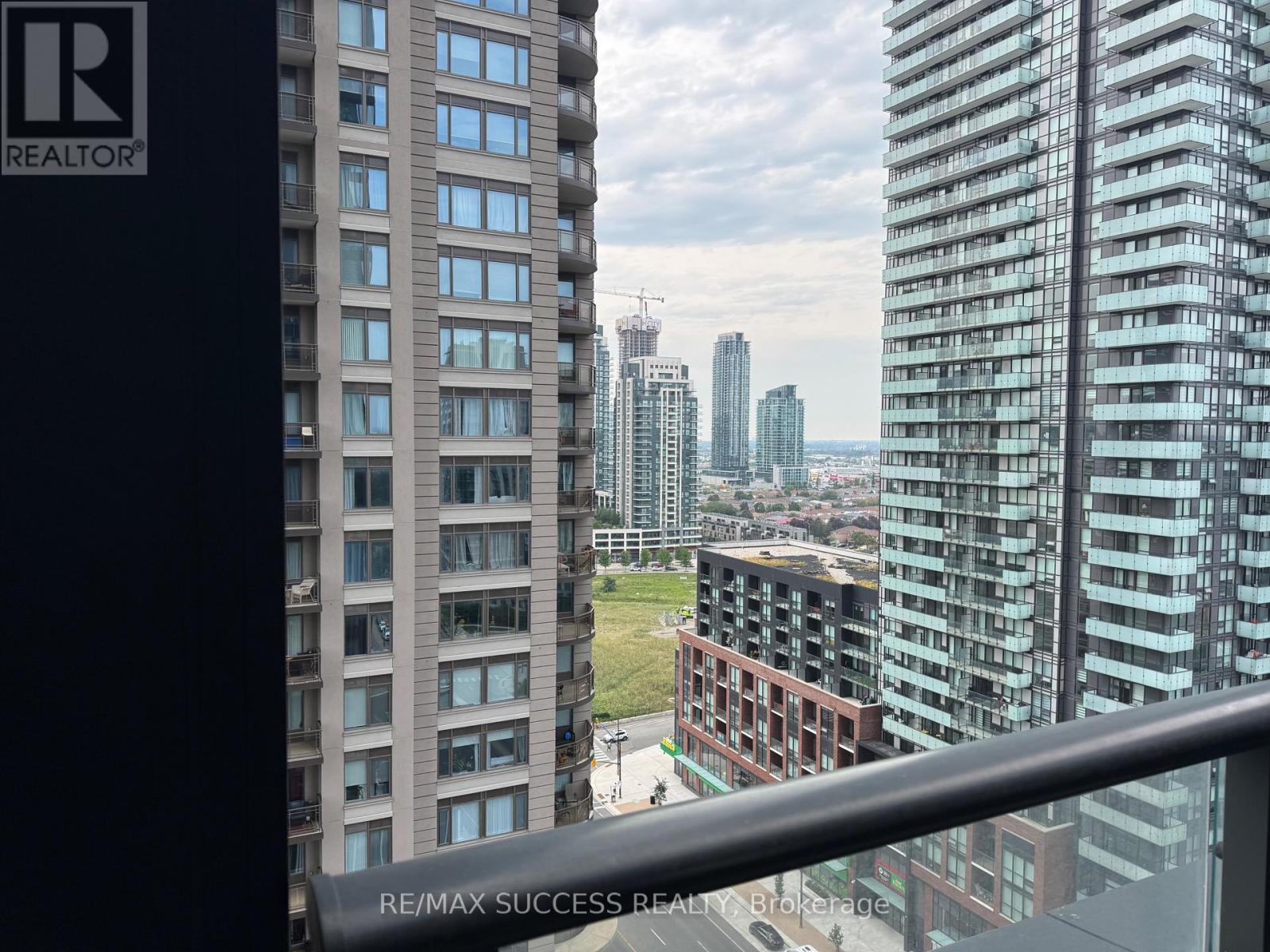 1607 - 395 Square One Drive, Mississauga, Ontario  L5B 0P6 - Photo 24 - W13669636