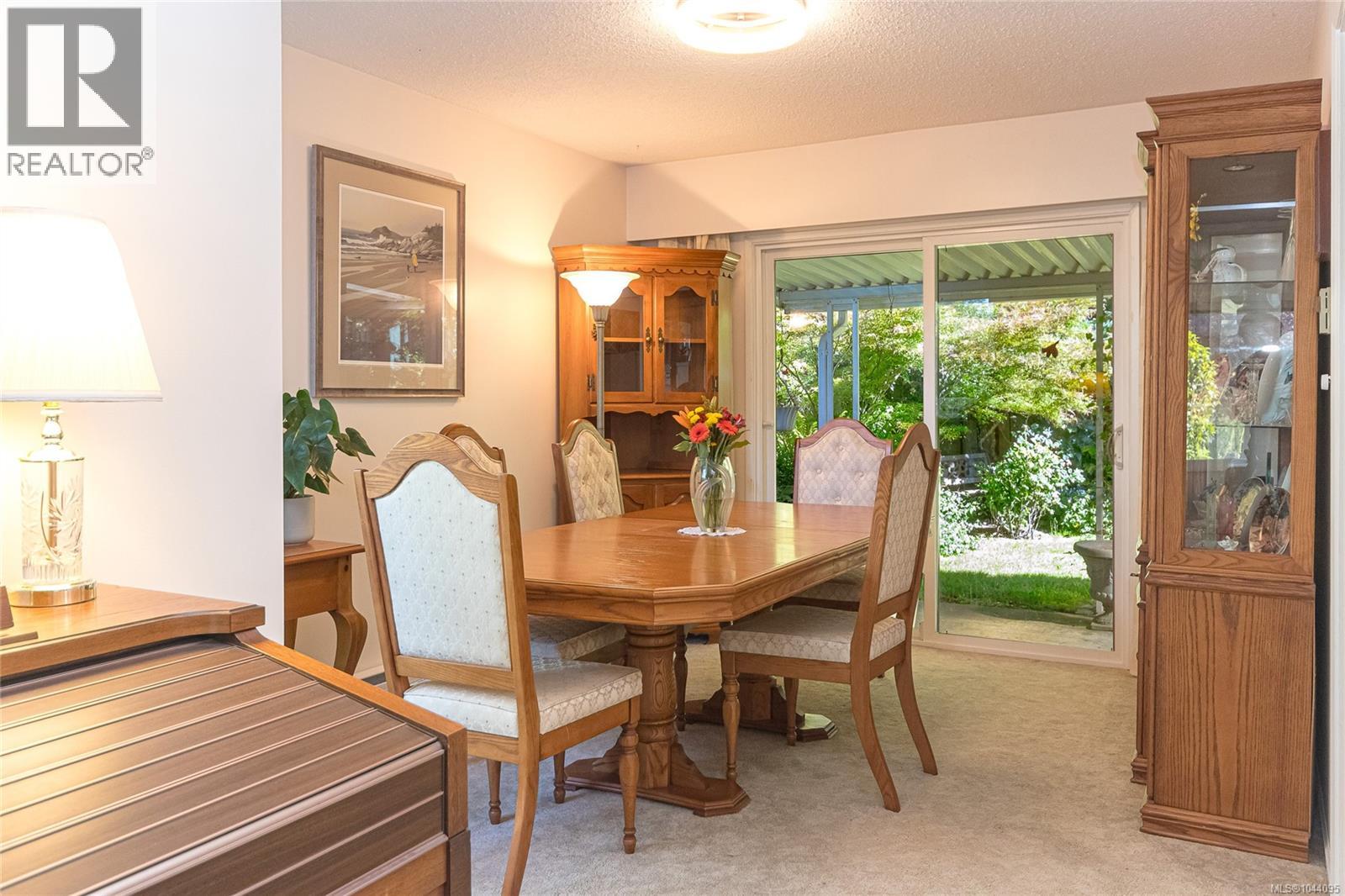 986 Lucas Ave, Saanich, British Columbia V8X 4H5 - Photo 12 - 1044095