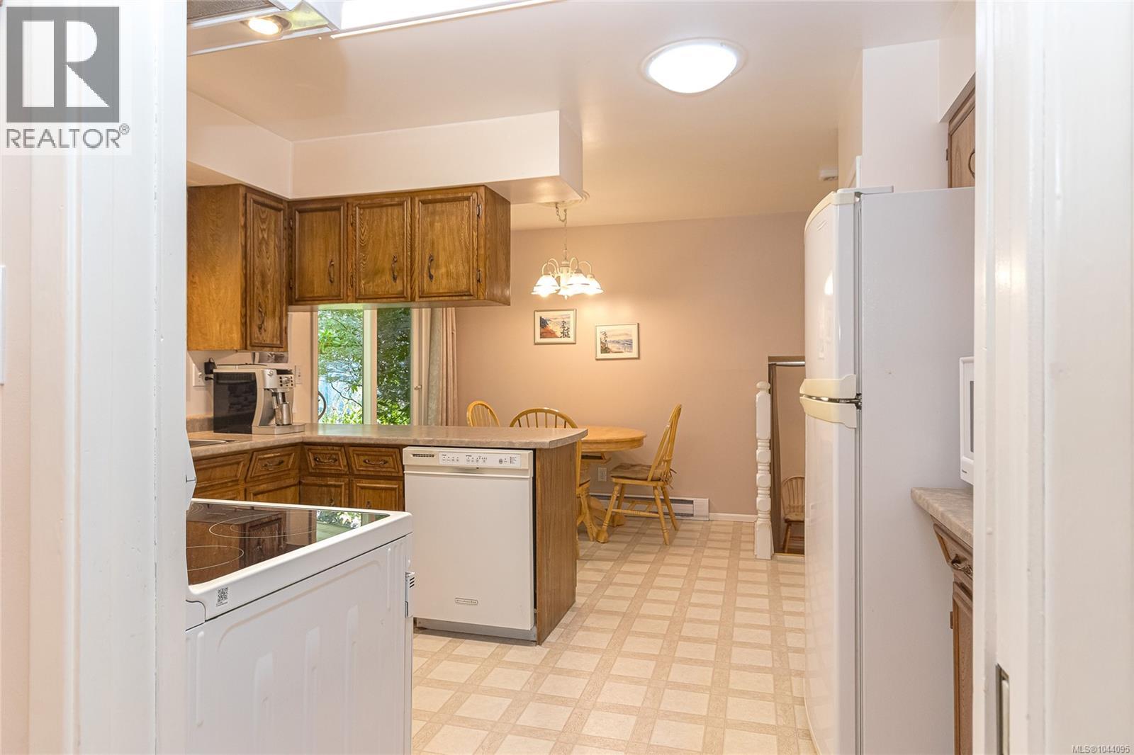 986 Lucas Ave, Saanich, British Columbia V8X 4H5 - Photo 14 - 1044095