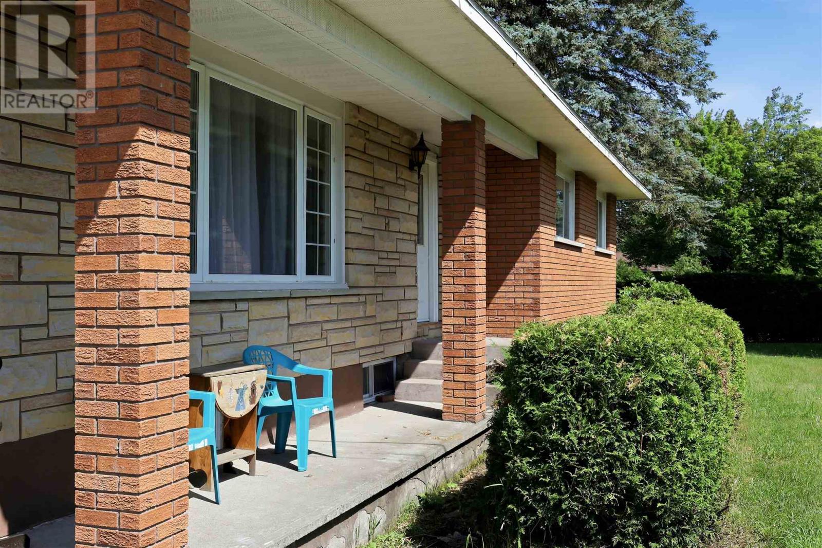 305 Moss Rd, Sault Ste. Marie, Ontario  P6A 5K8 - Photo 2 - SM261942