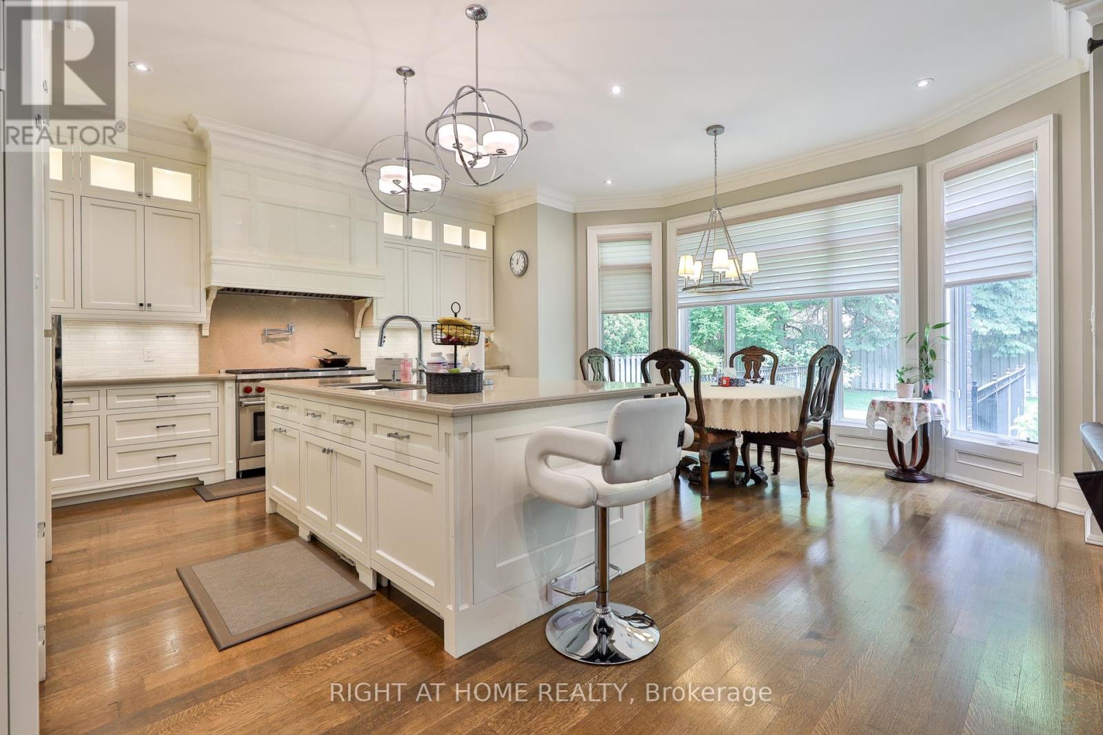 154 Munro Boulevard, Toronto, Ontario  M2P 1C8 - Photo 11 - C13669652