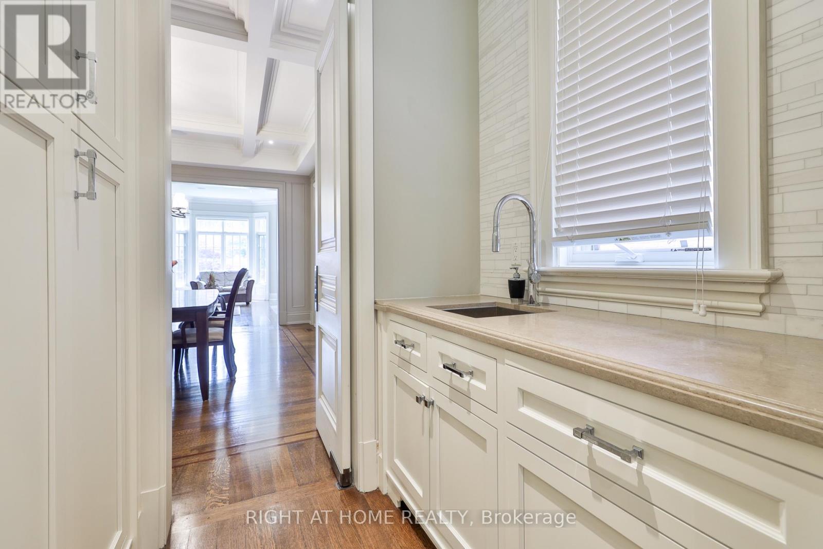 154 Munro Boulevard, Toronto, Ontario  M2P 1C8 - Photo 13 - C13669652