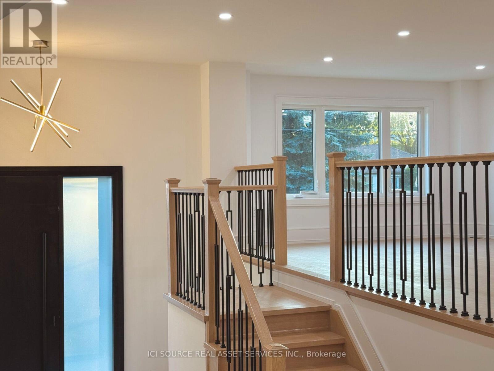 21 Vanbrugh Avenue, Toronto, Ontario  M1N 3S8 - Photo 2 - E13669774