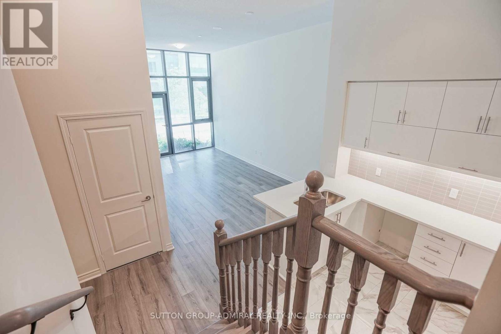 Th 104 - 39 Annie Craig Drive, Toronto, Ontario M8V 0C5 - Photo 4 - W13669786