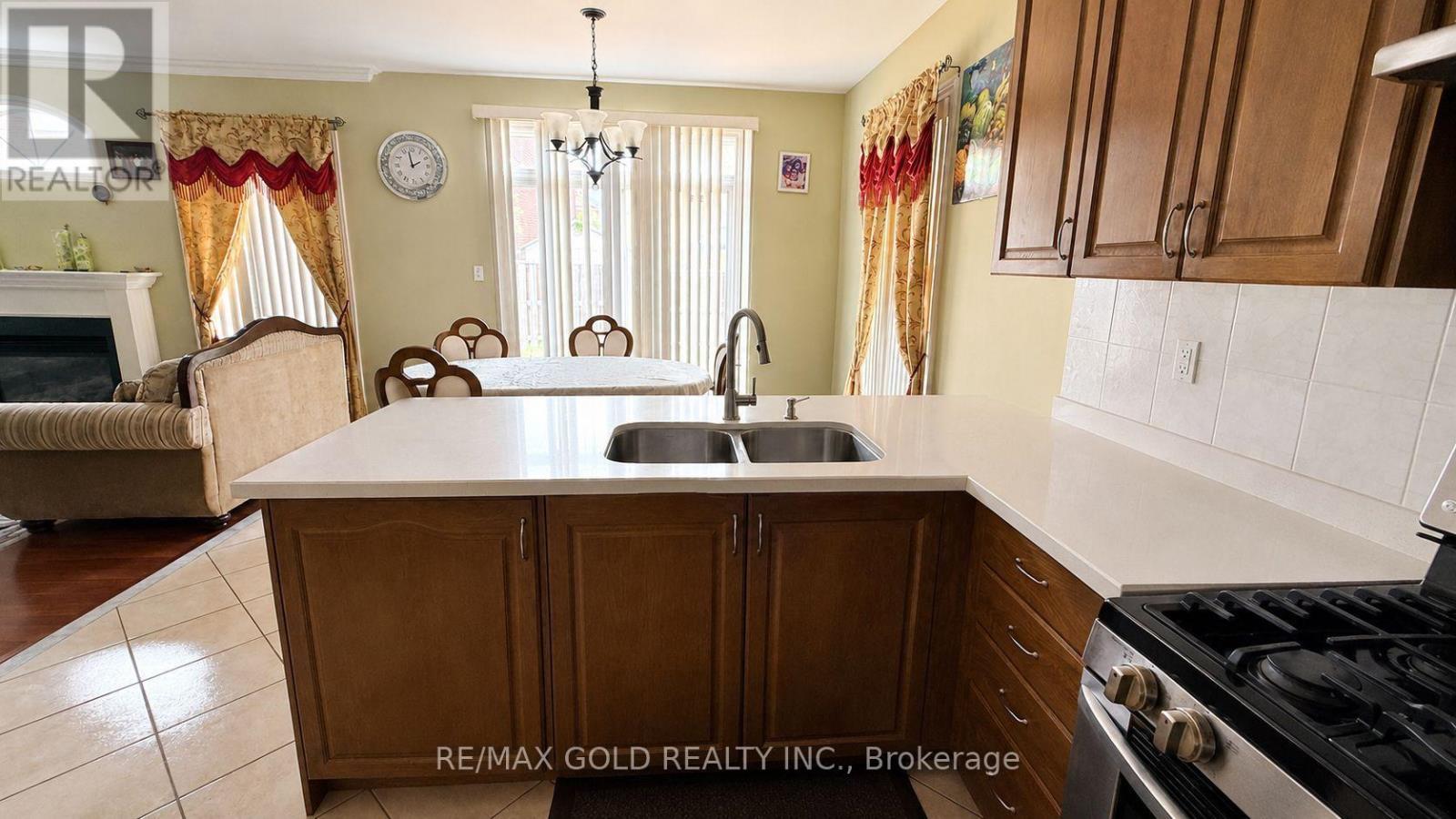 6 Stonemount Trail, Brampton, Ontario  L6R 0P8 - Photo 10 - W13669832