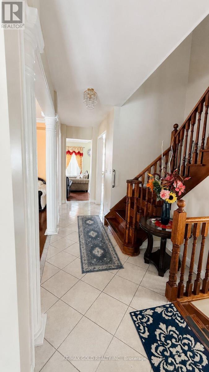 6 Stonemount Trail, Brampton, Ontario  L6R 0P8 - Photo 4 - W13669832