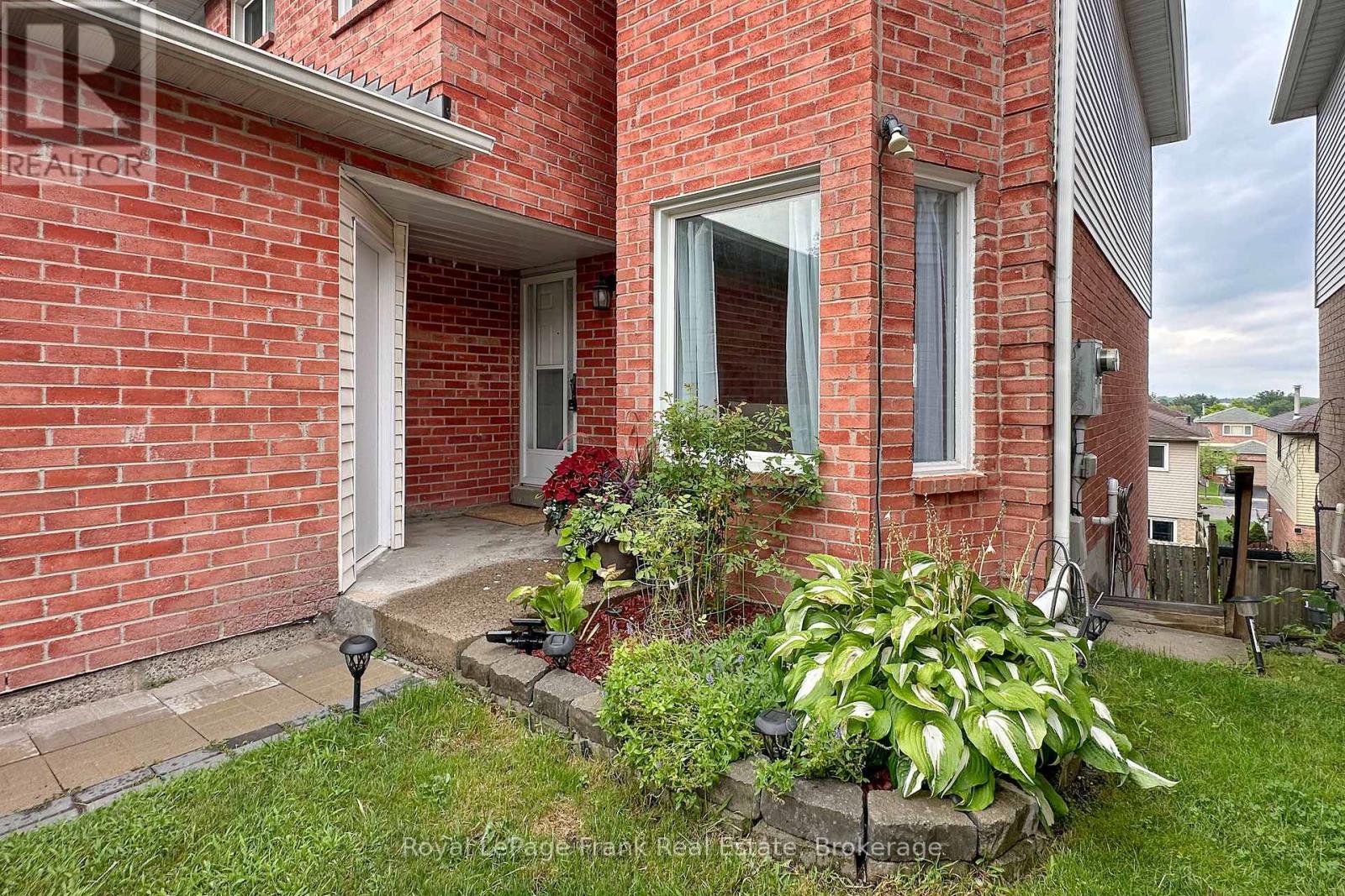 2131 Theoden Court, Pickering, Ontario  L1X 1Z9 - Photo 3 - E13669860