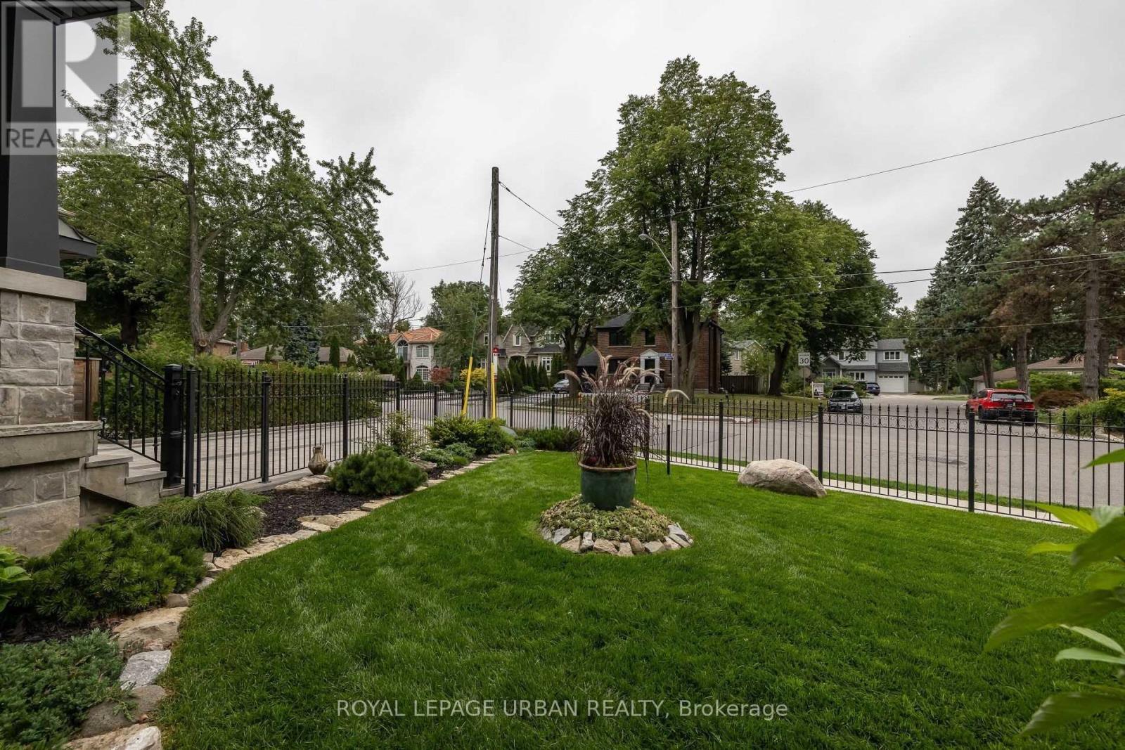 70 Parkview Hill Crescent, Toronto, Ontario  M4B 1R4 - Photo 5 - E13669968