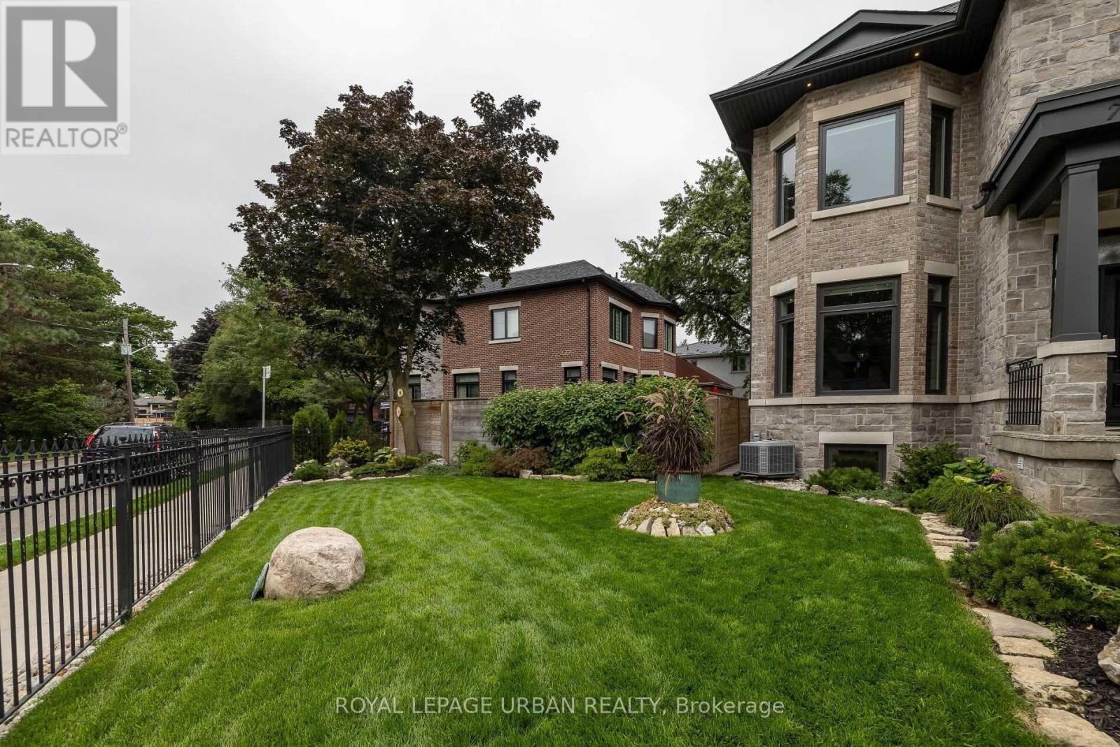 70 Parkview Hill Crescent, Toronto, Ontario  M4B 1R4 - Photo 6 - E13669968