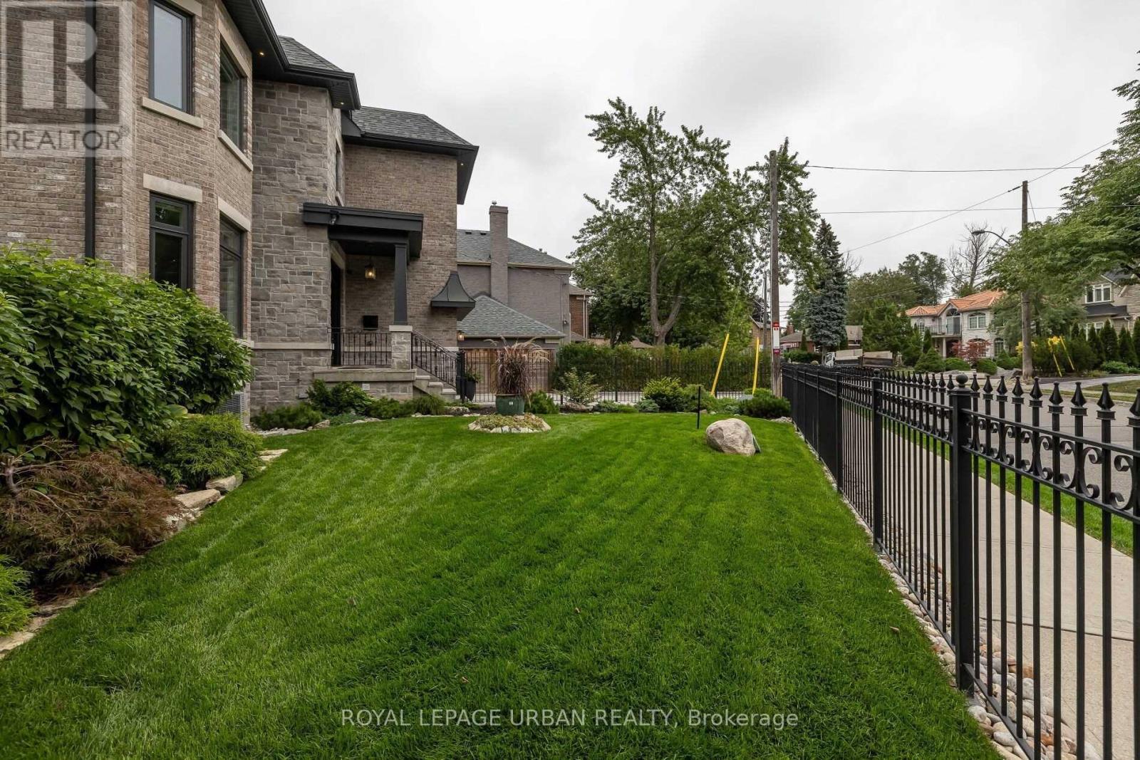 70 Parkview Hill Crescent, Toronto, Ontario  M4B 1R4 - Photo 7 - E13669968