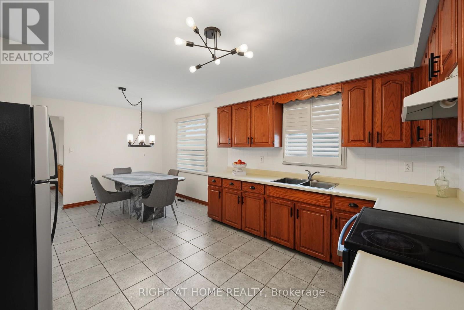 9 Twinberry Crescent, Vaughan, Ontario  L4L 3X5 - Photo 10 - N13669906