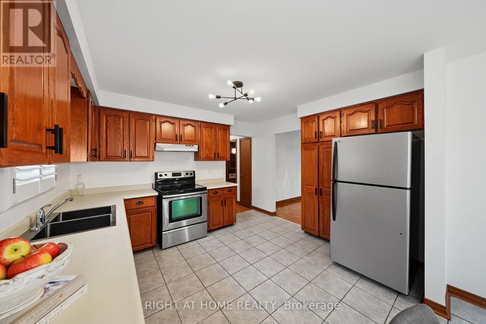 9 Twinberry Crescent, Vaughan, Ontario  L4L 3X5 - Photo 11 - N13669906