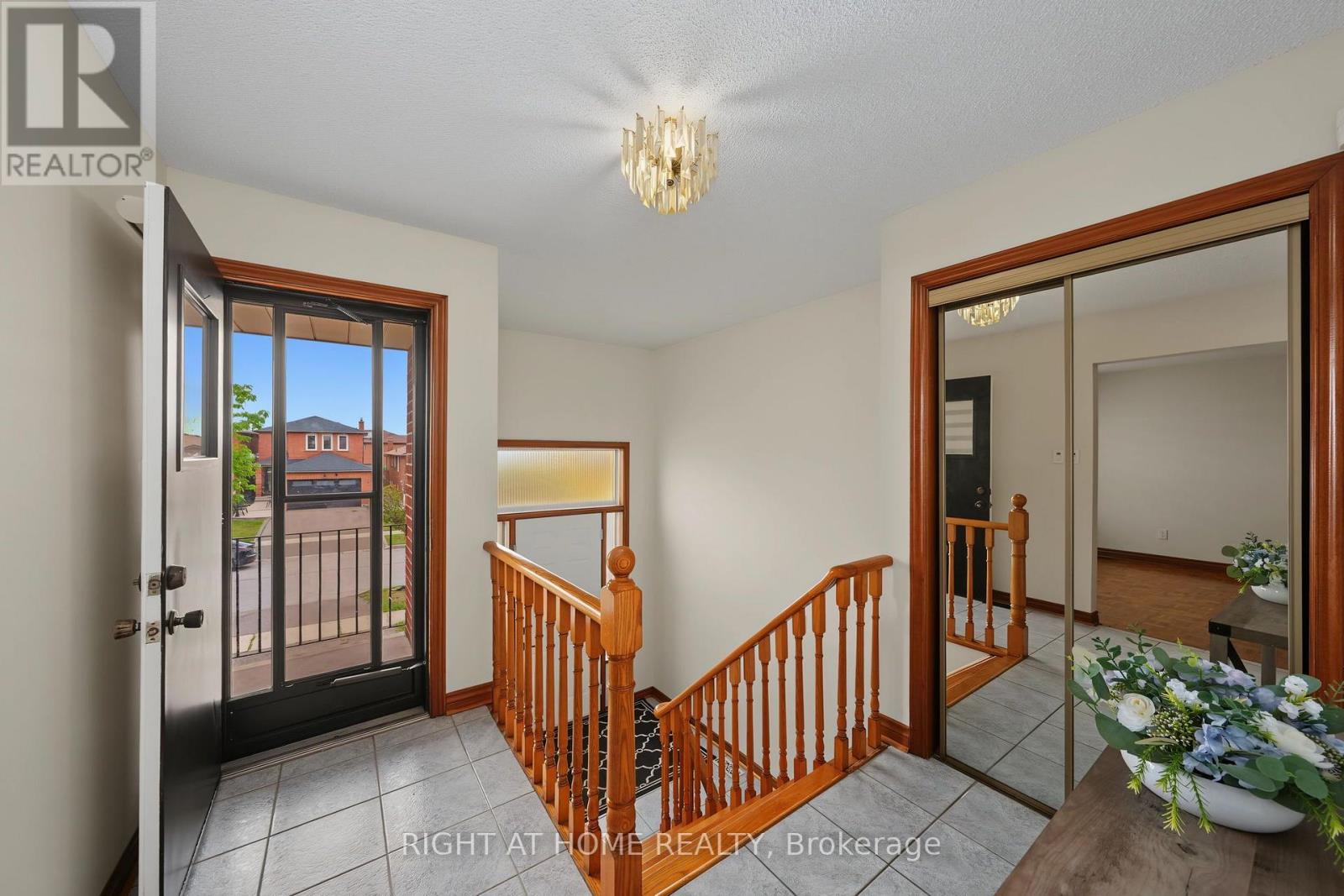 9 Twinberry Crescent, Vaughan, Ontario  L4L 3X5 - Photo 4 - N13669906