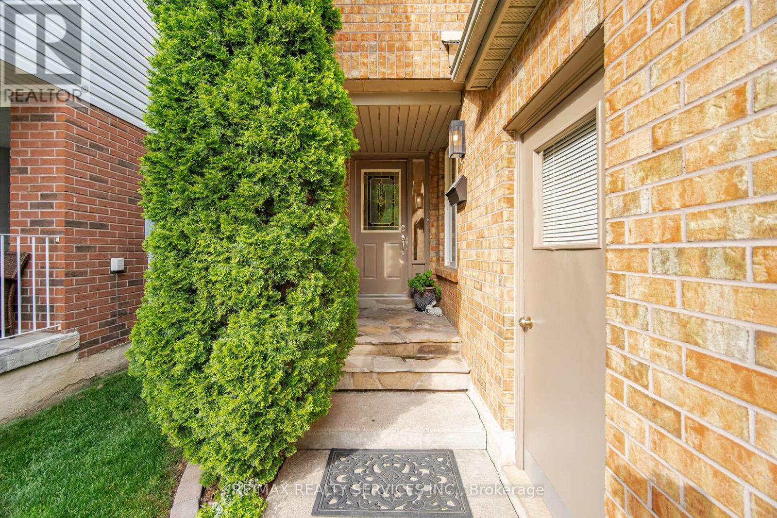 38 Furrows End, Brampton, Ontario  L6Z 4S5 - Photo 4 - W13669862