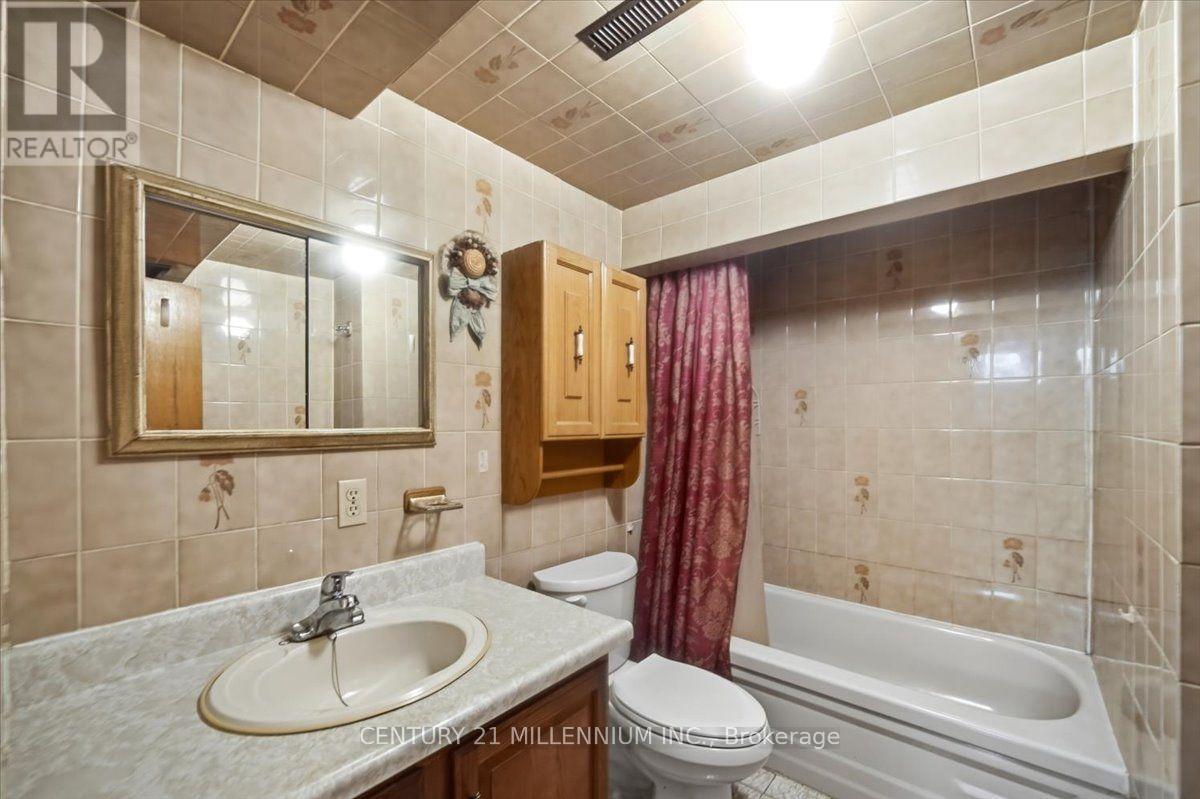 9 Cheryl Court, Brampton, Ontario  L6V 3C2 - Photo 17 - W13664482