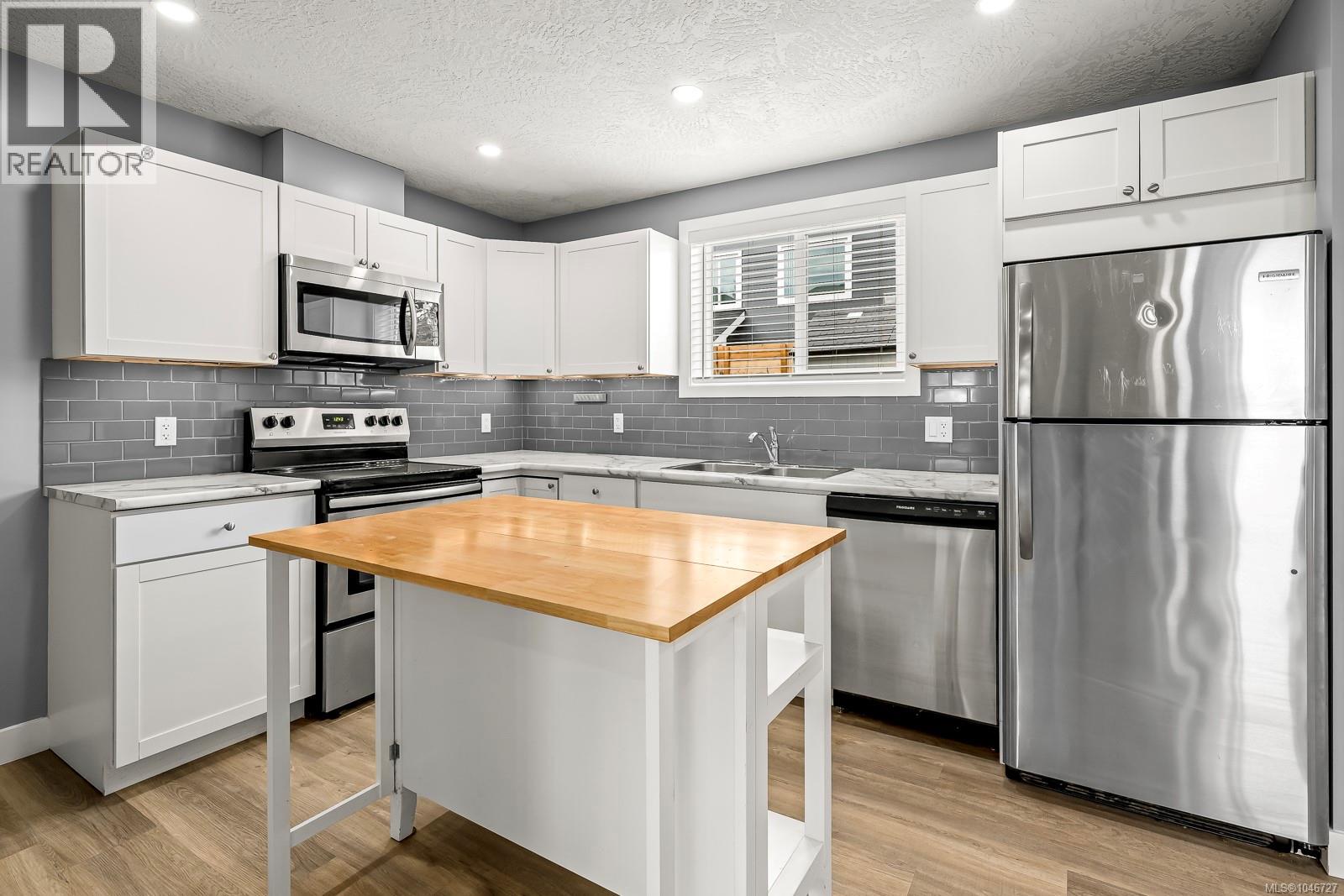 3303 Seventh St, Cumberland, British Columbia  V0R 1S0 - Photo 3 - 1046727