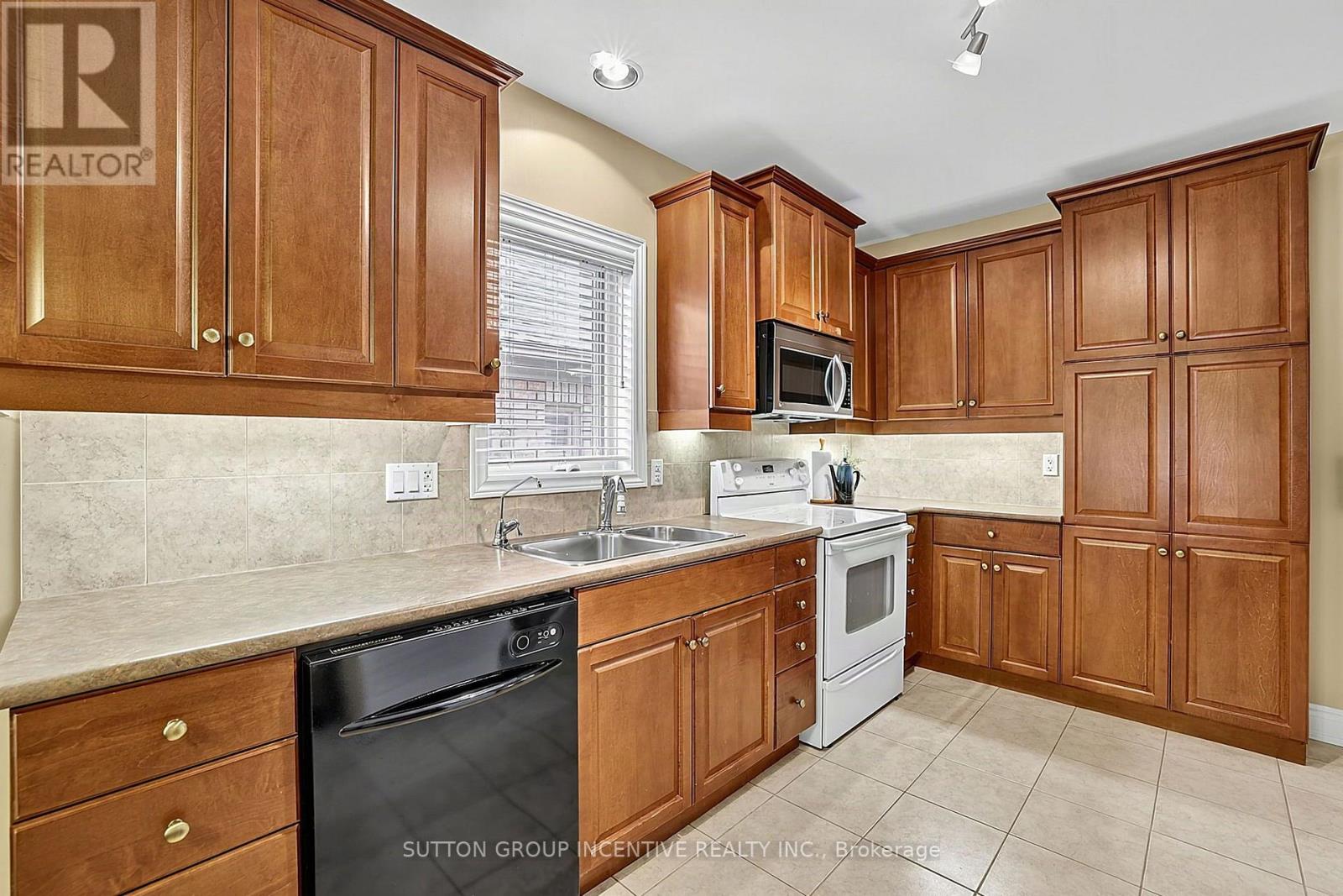 13 Renaissance Point, New Tecumseth, Ontario  L9R 2H8 - Photo 9 - N13670148