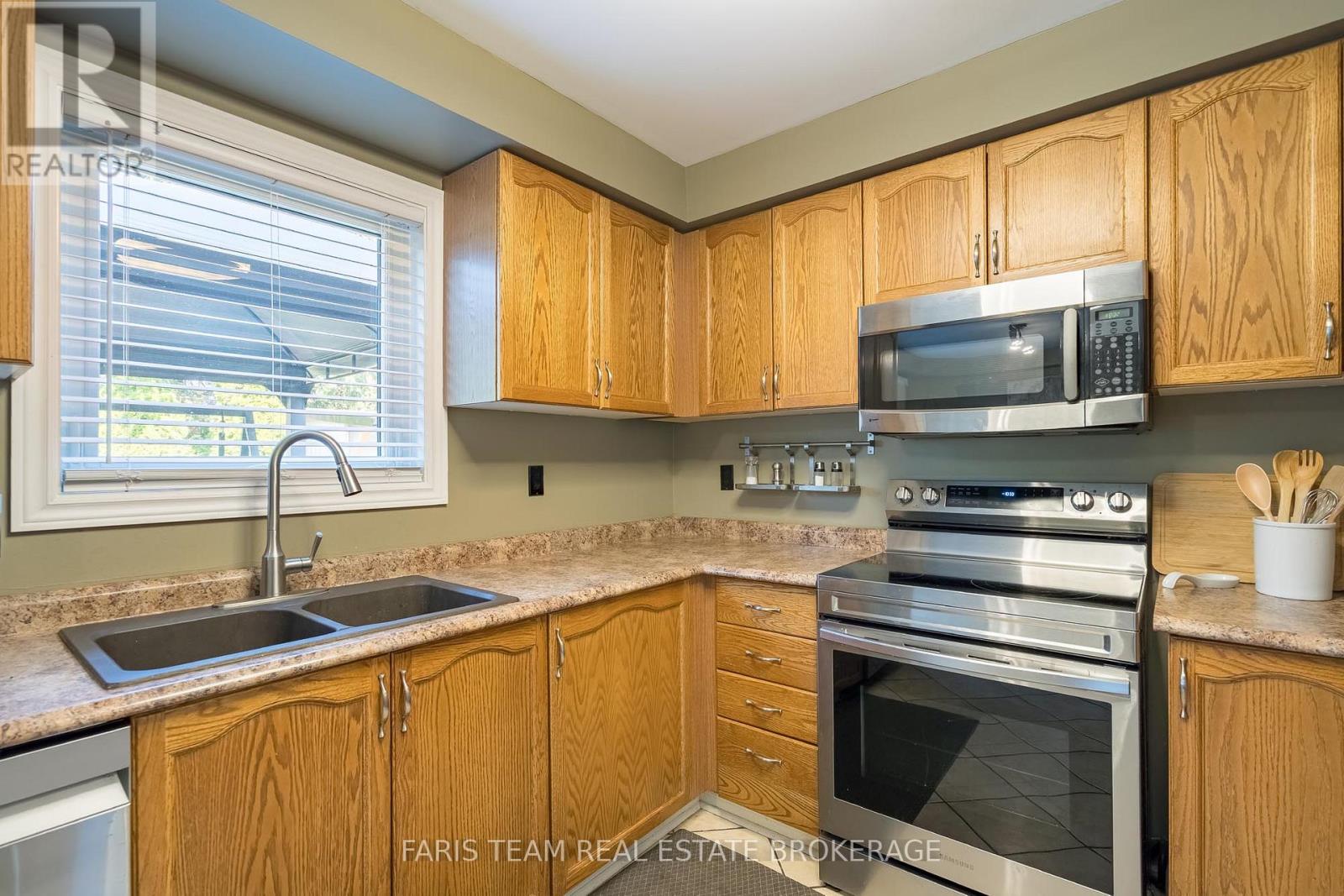 4 Bluegrass Drive, Barrie (Holly), Ontario  L4N 9N6 - Photo 7 - S13670056