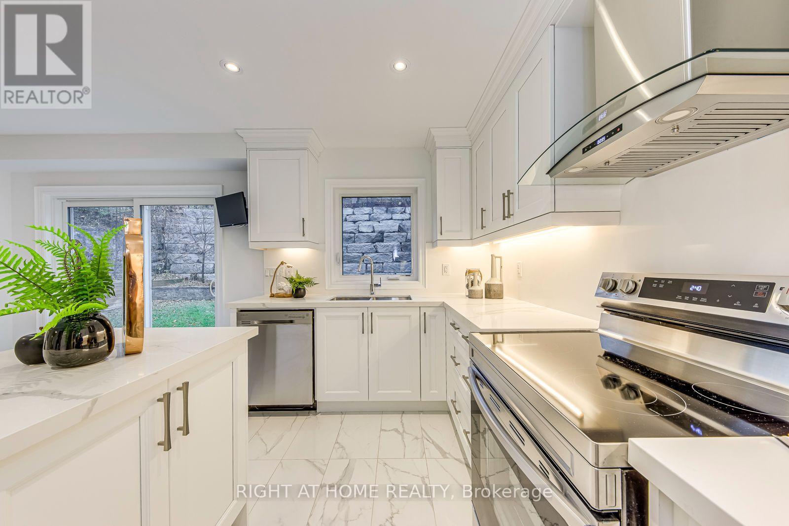 2575 Islington Avenue, Toronto, Ontario  M9V 4A2 - Photo 16 - W13670062