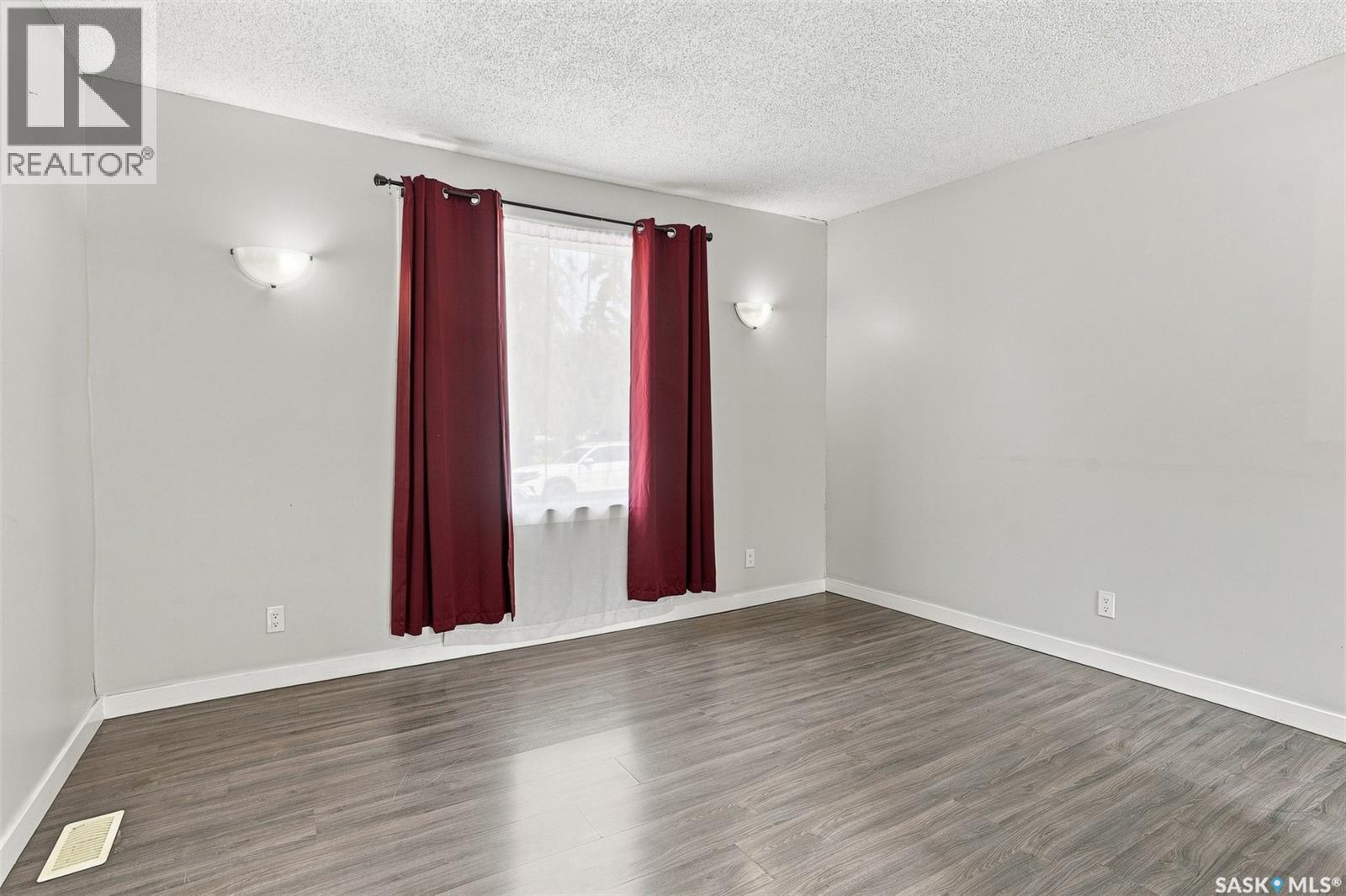 1539 B Avenue N, Saskatoon, Saskatchewan  S7L 1G9 - Photo 4 - SK045464
