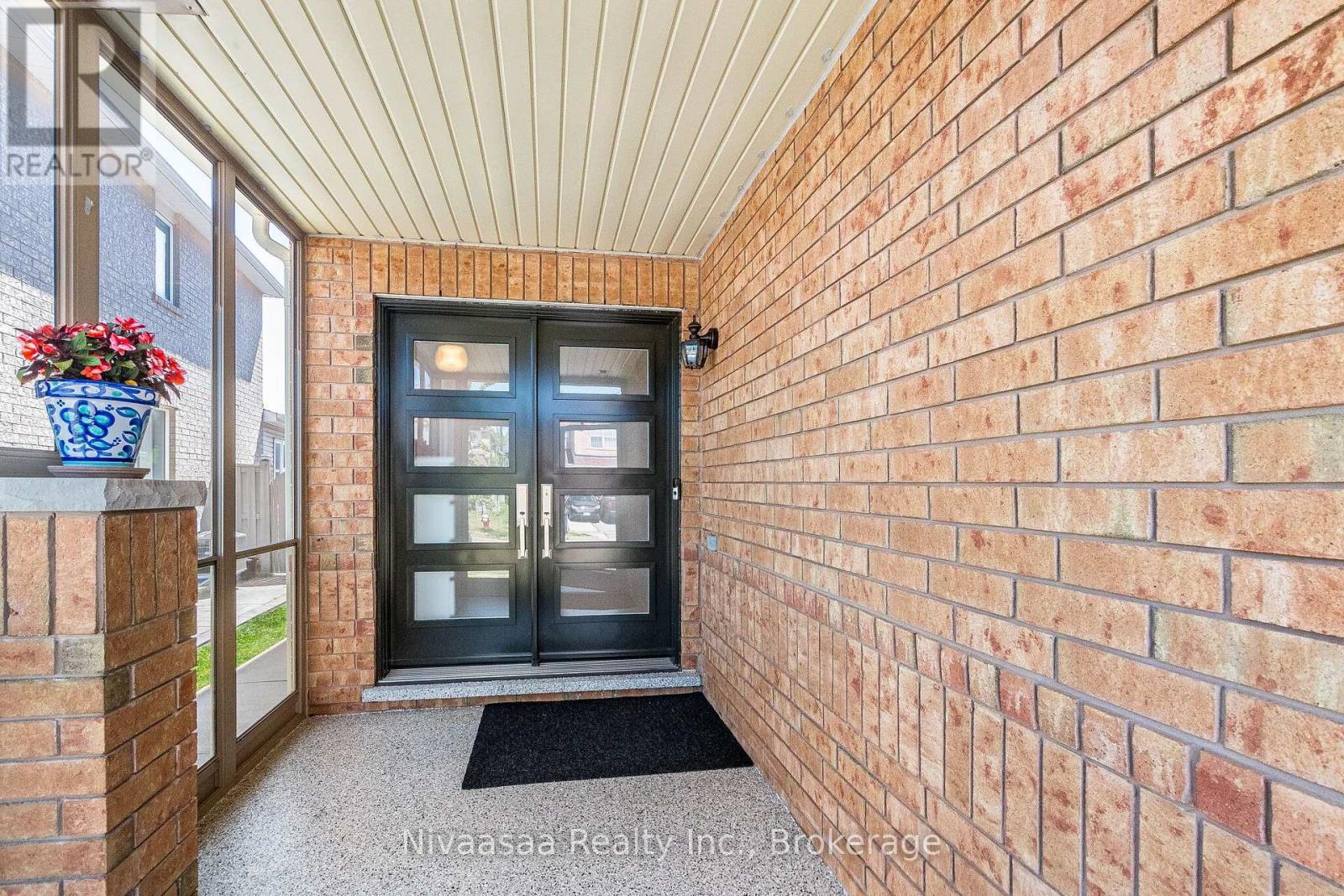 9 Parisian Road, Brampton, Ontario  L6P 2T1 - Photo 3 - W13670450