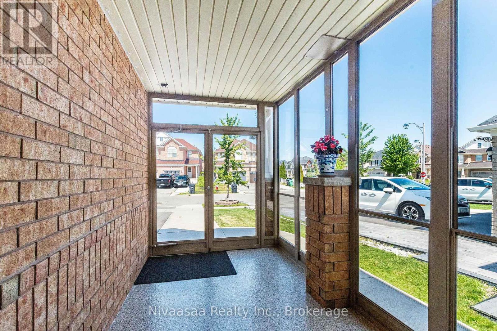 9 Parisian Road, Brampton, Ontario  L6P 2T1 - Photo 4 - W13670450