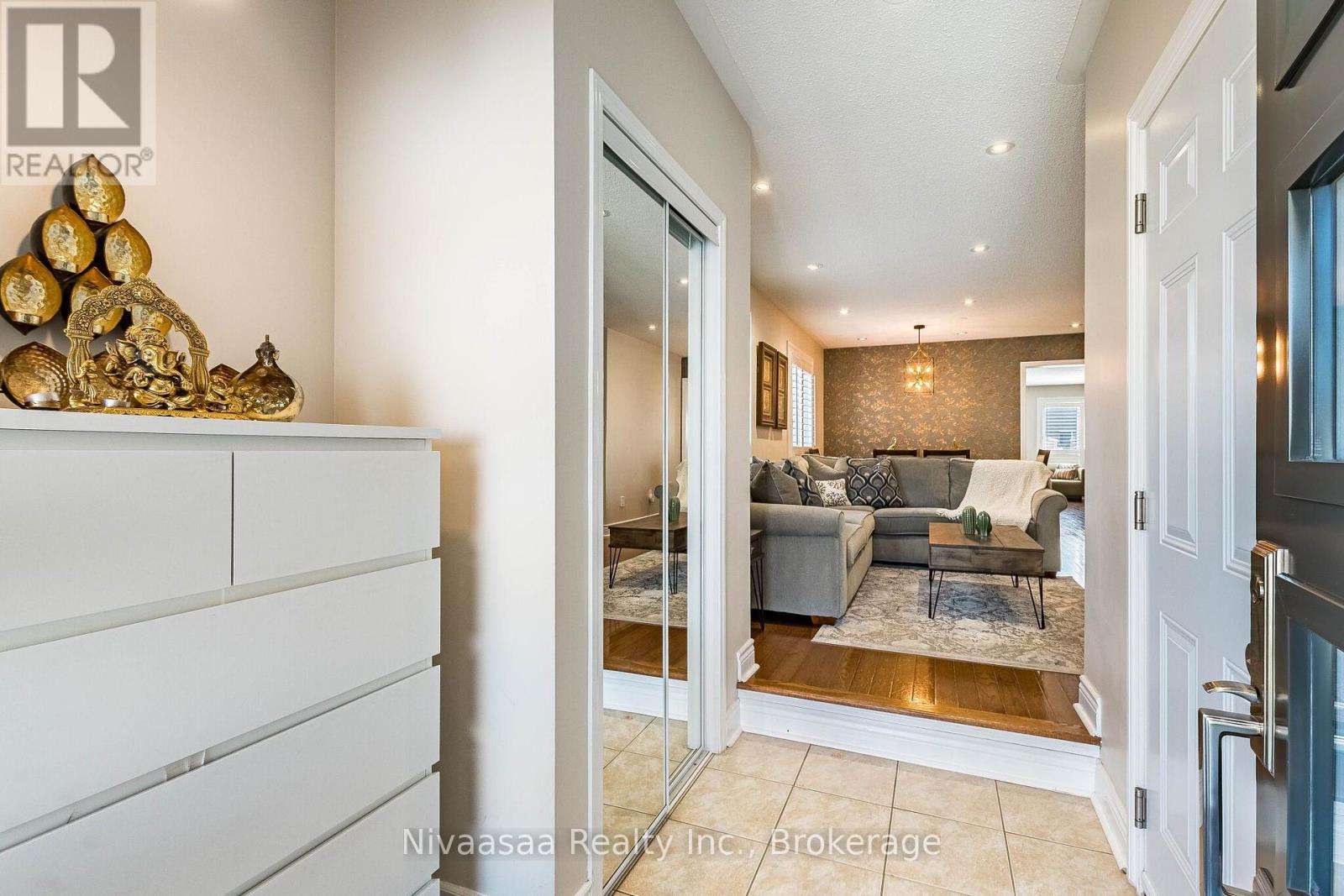 9 Parisian Road, Brampton, Ontario  L6P 2T1 - Photo 5 - W13670450